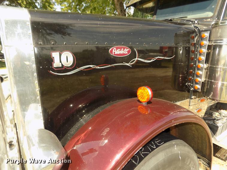 image for item DB8692 2004 Peterbilt 379 semi truck