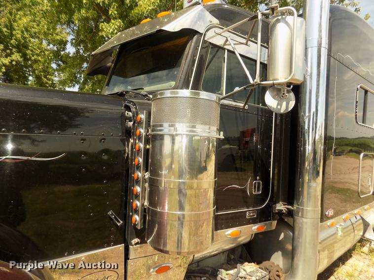 image for item DB8692 2004 Peterbilt 379 semi truck