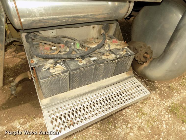 image for item DB8692 2004 Peterbilt 379 semi truck