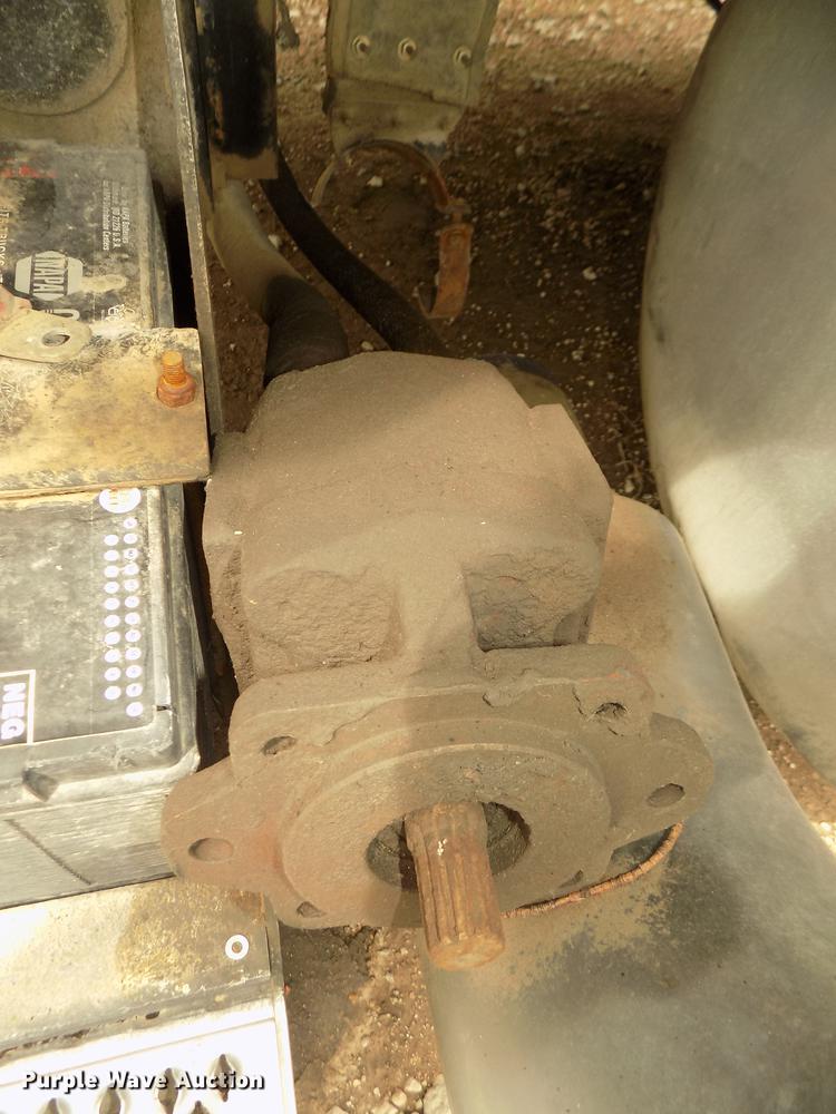 image for item DB8692 2004 Peterbilt 379 semi truck