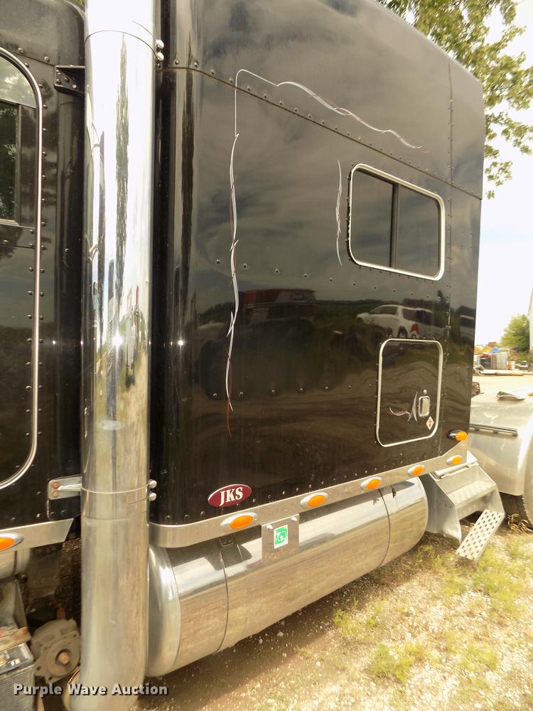 image for item DB8692 2004 Peterbilt 379 semi truck
