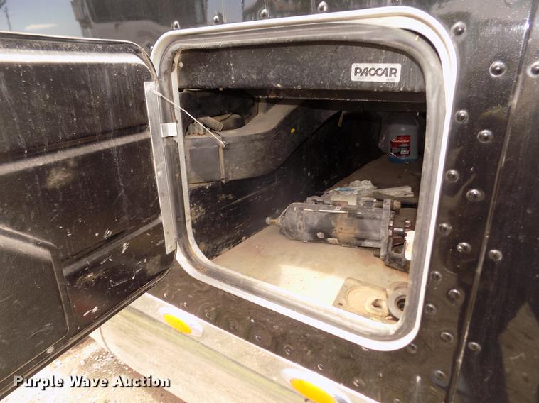 image for item DB8692 2004 Peterbilt 379 semi truck