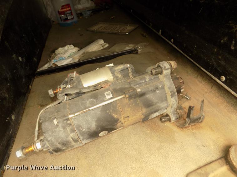 image for item DB8692 2004 Peterbilt 379 semi truck