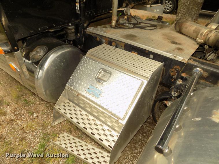 image for item DB8692 2004 Peterbilt 379 semi truck