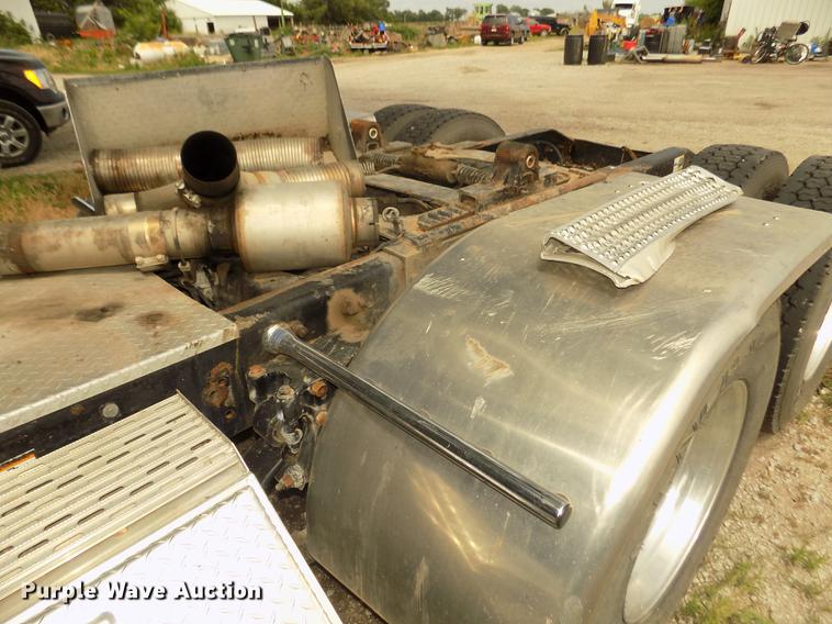 image for item DB8692 2004 Peterbilt 379 semi truck