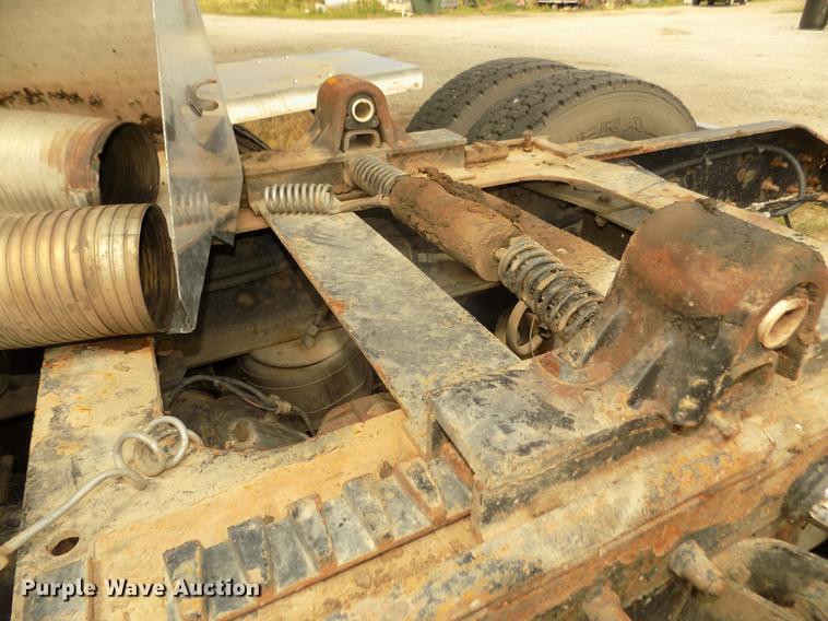 image for item DB8692 2004 Peterbilt 379 semi truck