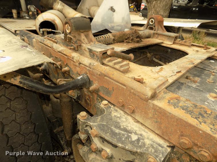 image for item DB8692 2004 Peterbilt 379 semi truck