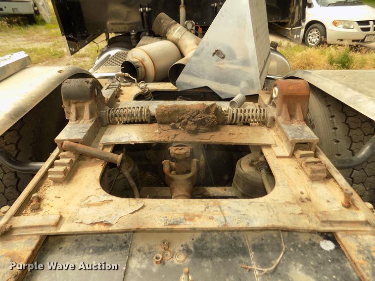 image for item DB8692 2004 Peterbilt 379 semi truck