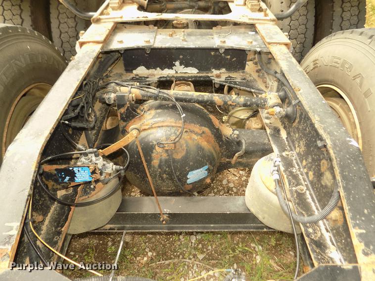 image for item DB8692 2004 Peterbilt 379 semi truck