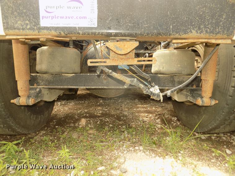 image for item DB8692 2004 Peterbilt 379 semi truck