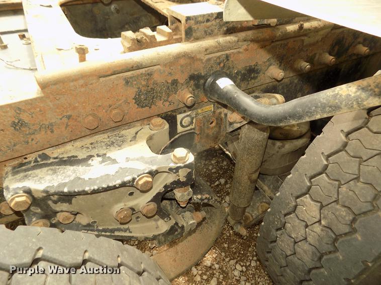 image for item DB8692 2004 Peterbilt 379 semi truck