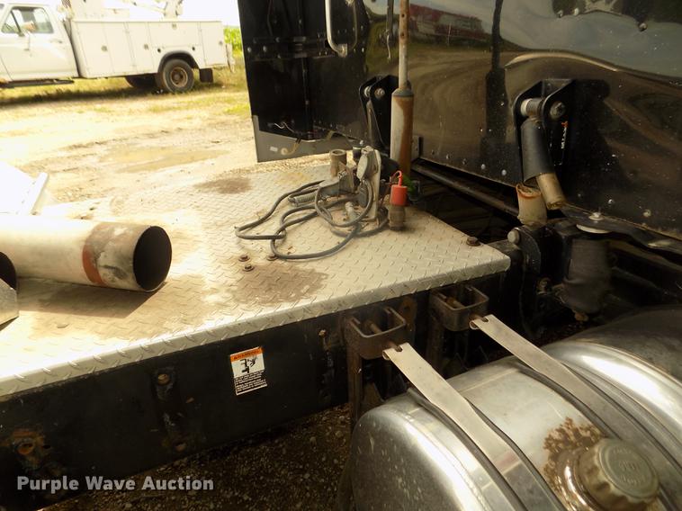 image for item DB8692 2004 Peterbilt 379 semi truck