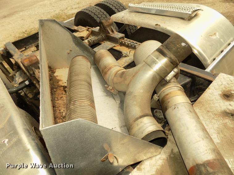 image for item DB8692 2004 Peterbilt 379 semi truck