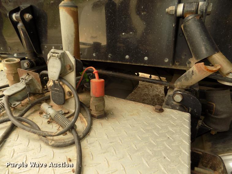 image for item DB8692 2004 Peterbilt 379 semi truck