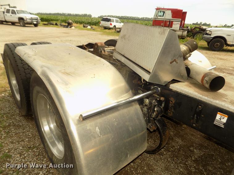 image for item DB8692 2004 Peterbilt 379 semi truck