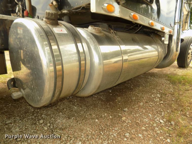 image for item DB8692 2004 Peterbilt 379 semi truck