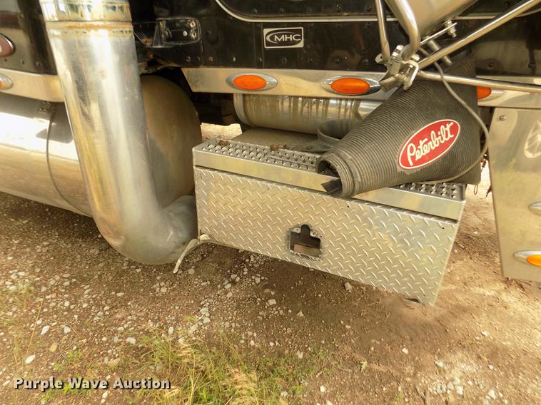 image for item DB8692 2004 Peterbilt 379 semi truck