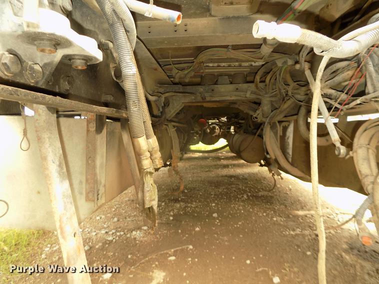 image for item DB8692 2004 Peterbilt 379 semi truck