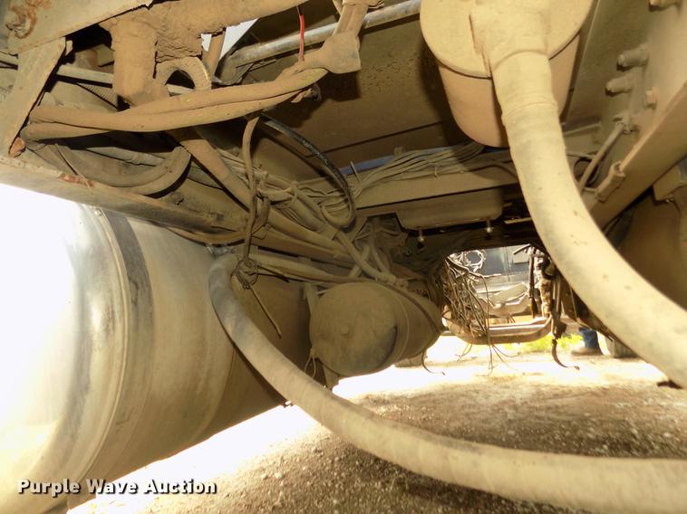 image for item DB8692 2004 Peterbilt 379 semi truck