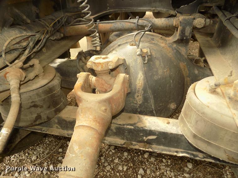 image for item DB8692 2004 Peterbilt 379 semi truck