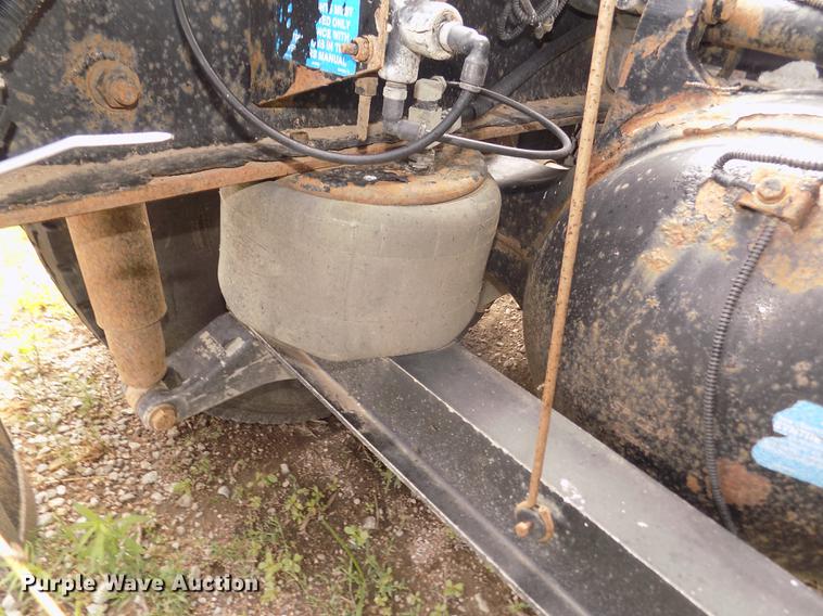 image for item DB8692 2004 Peterbilt 379 semi truck