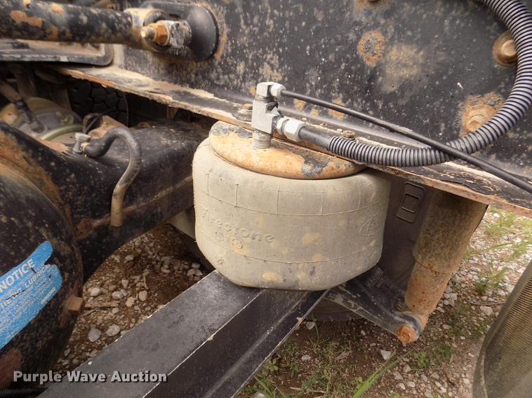 image for item DB8692 2004 Peterbilt 379 semi truck