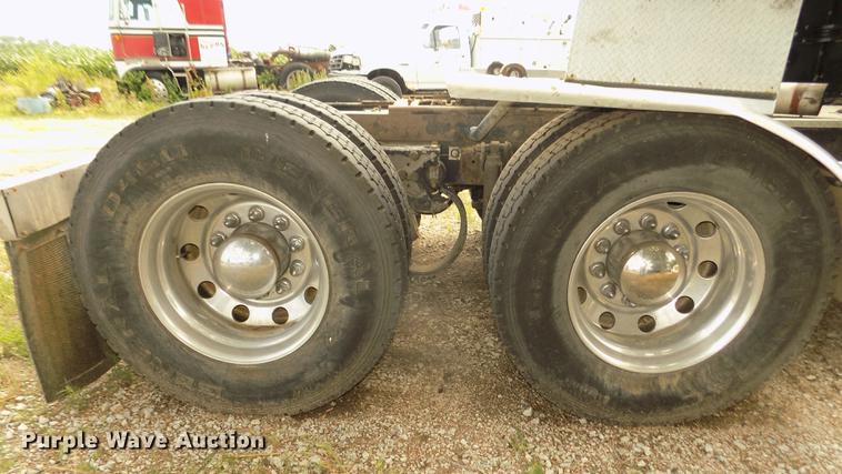 image for item DB8692 2004 Peterbilt 379 semi truck