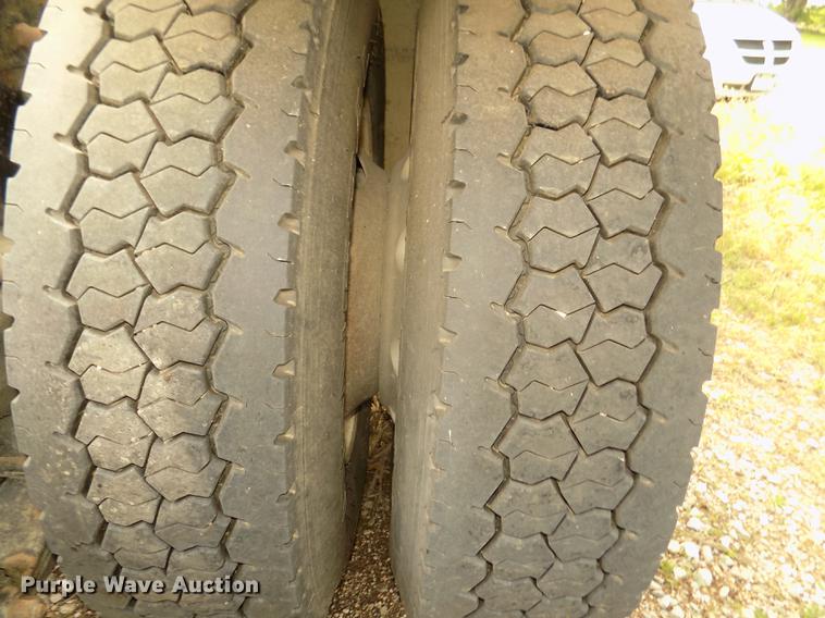 image for item DB8692 2004 Peterbilt 379 semi truck