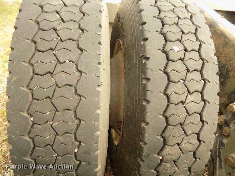 image for item DB8692 2004 Peterbilt 379 semi truck