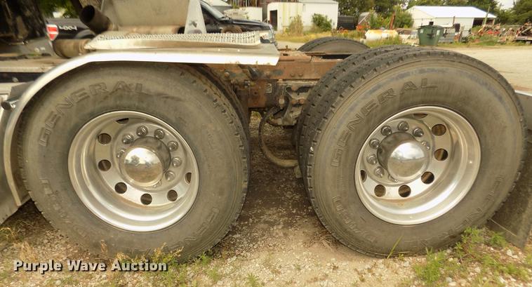 image for item DB8692 2004 Peterbilt 379 semi truck