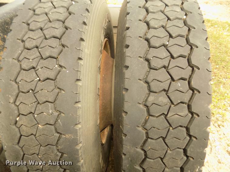 image for item DB8692 2004 Peterbilt 379 semi truck