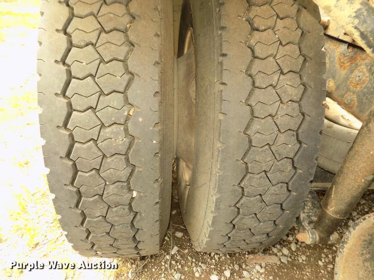 image for item DB8692 2004 Peterbilt 379 semi truck