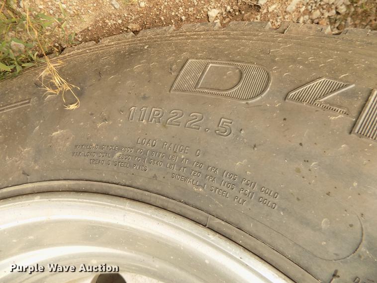 image for item DB8692 2004 Peterbilt 379 semi truck