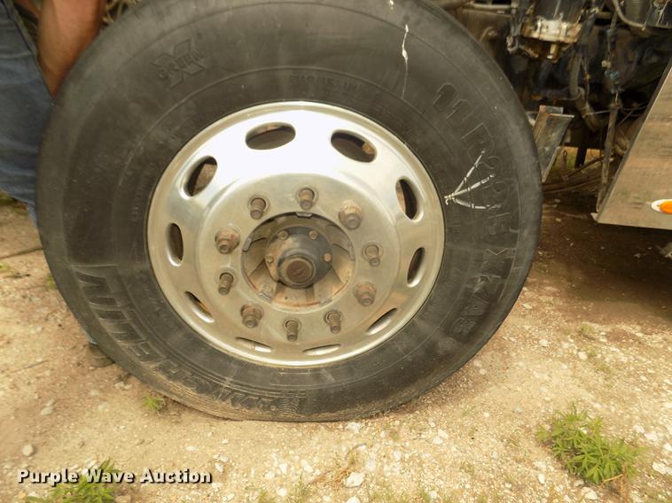 image for item DB8692 2004 Peterbilt 379 semi truck