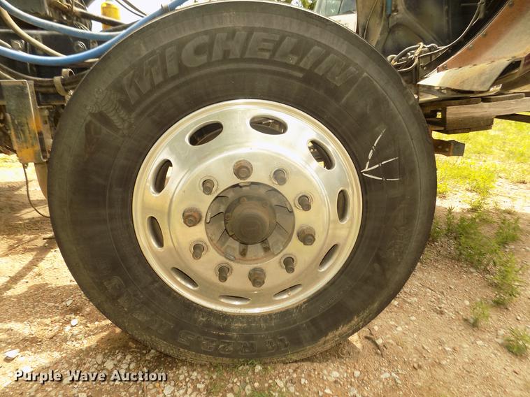 image for item DB8692 2004 Peterbilt 379 semi truck