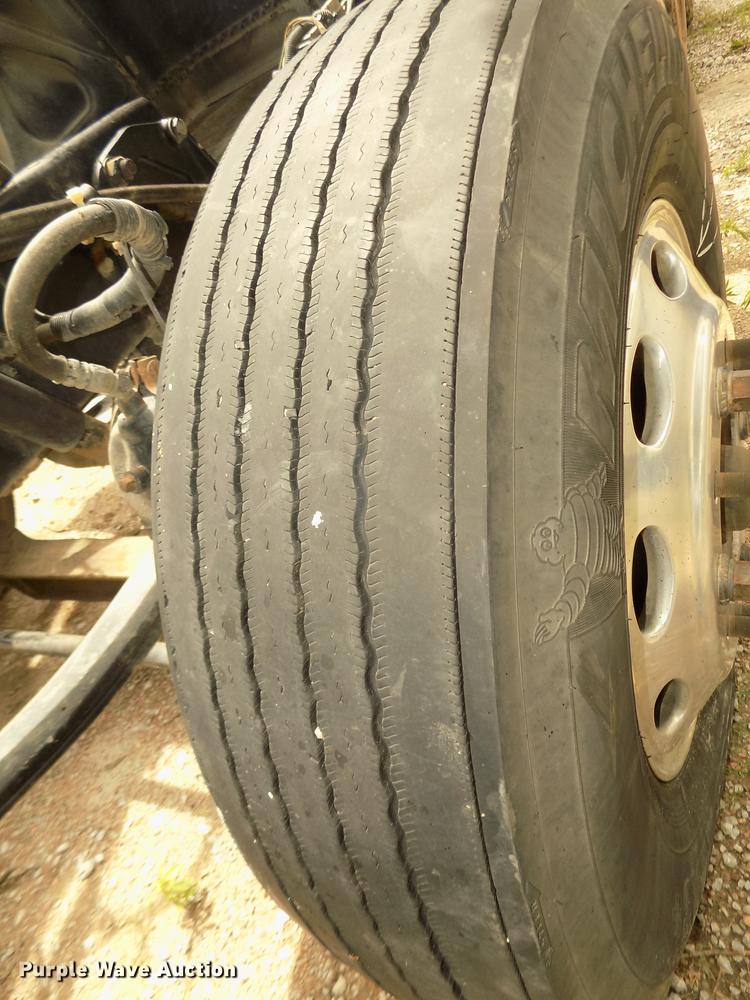 image for item DB8692 2004 Peterbilt 379 semi truck