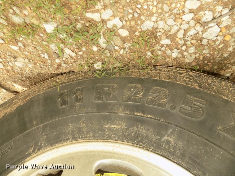 image for item DB8692 2004 Peterbilt 379 semi truck