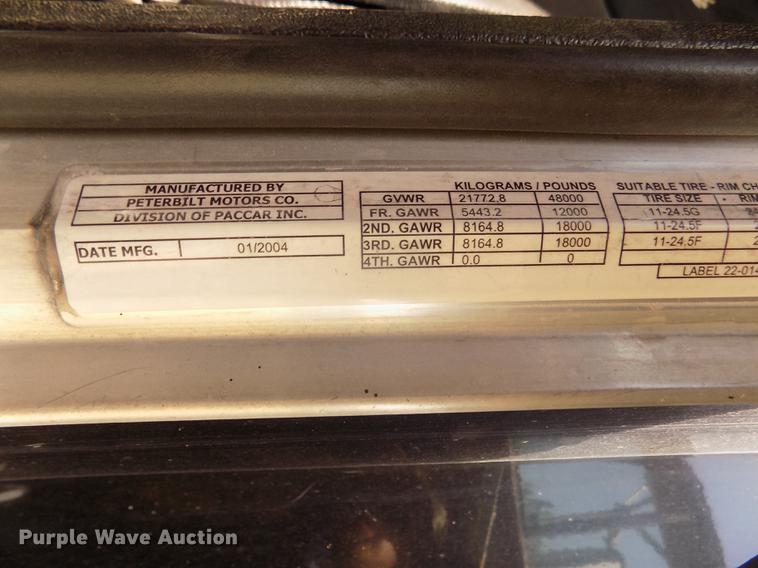 image for item DB8692 2004 Peterbilt 379 semi truck