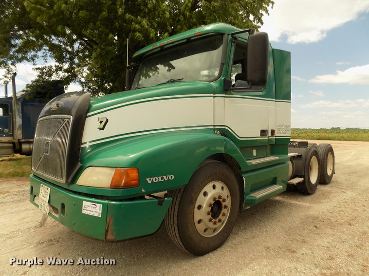 image for item DB8694 2001 Volvo VNL semi truck