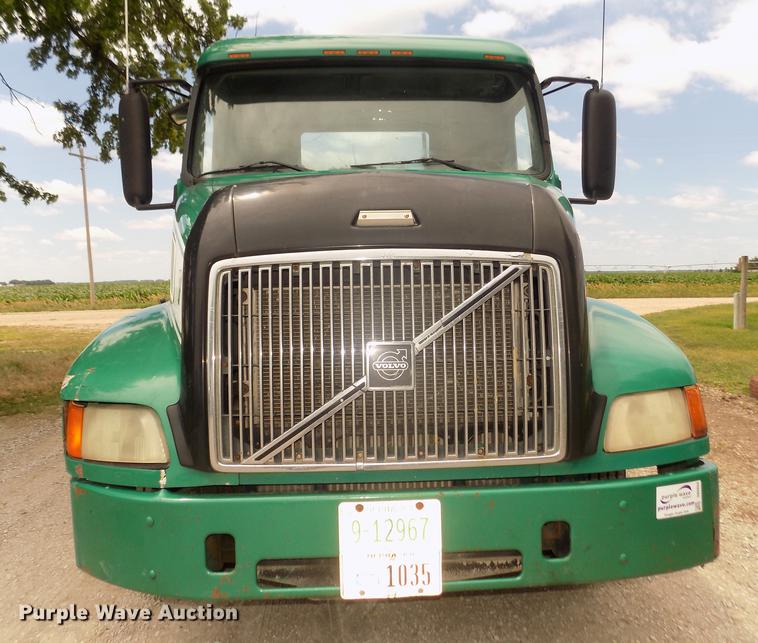 image for item DB8694 2001 Volvo VNL semi truck