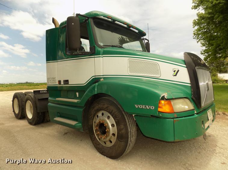 image for item DB8694 2001 Volvo VNL semi truck