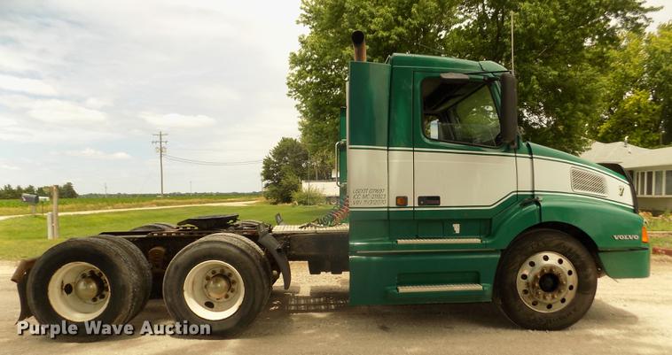 image for item DB8694 2001 Volvo VNL semi truck