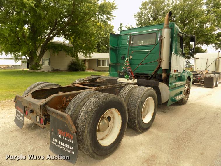 image for item DB8694 2001 Volvo VNL semi truck