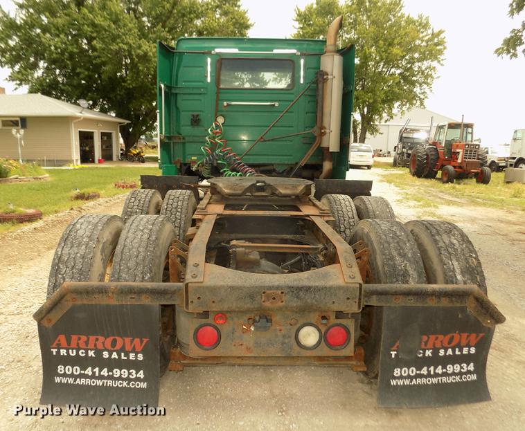 image for item DB8694 2001 Volvo VNL semi truck