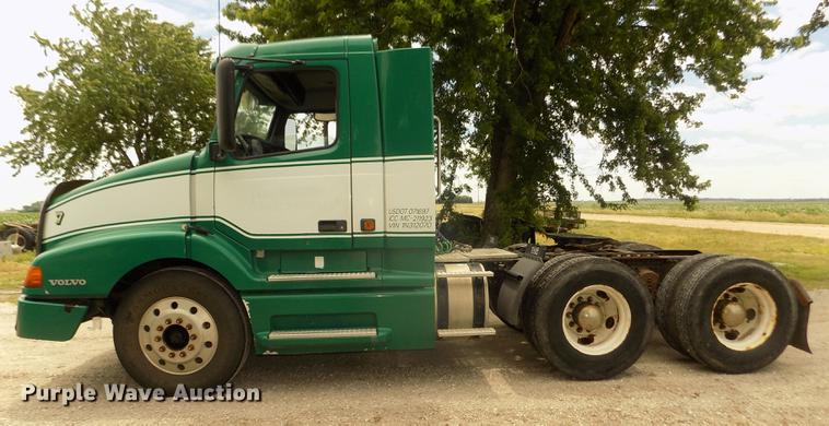 image for item DB8694 2001 Volvo VNL semi truck