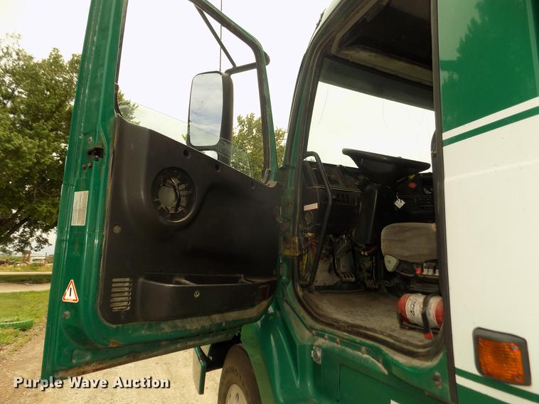 image for item DB8694 2001 Volvo VNL semi truck