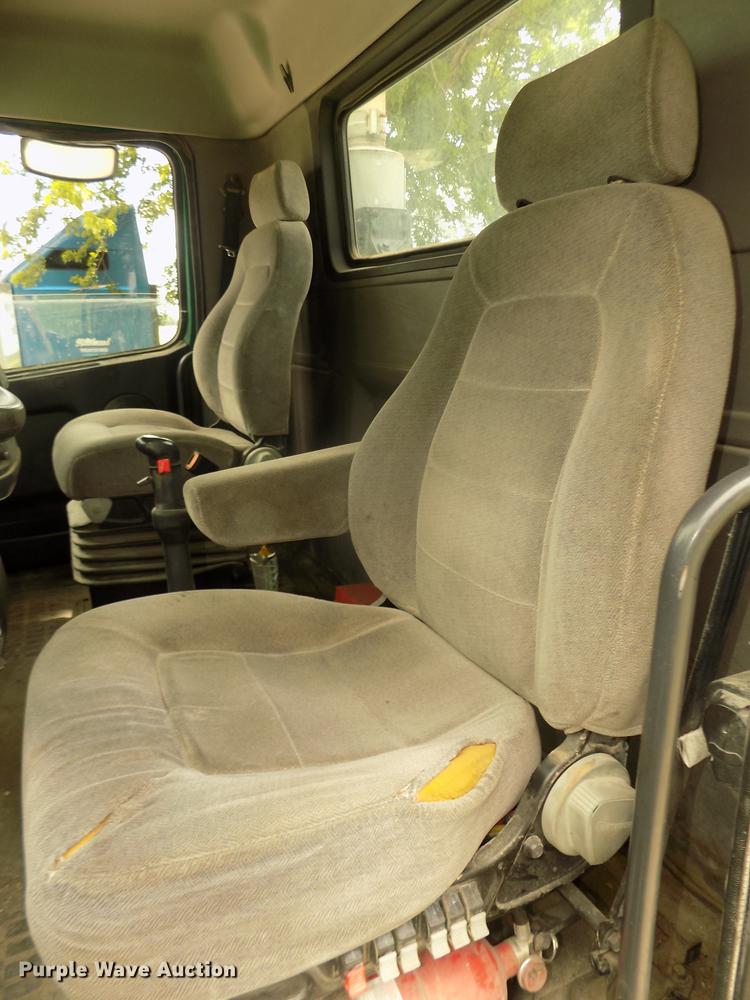 image for item DB8694 2001 Volvo VNL semi truck