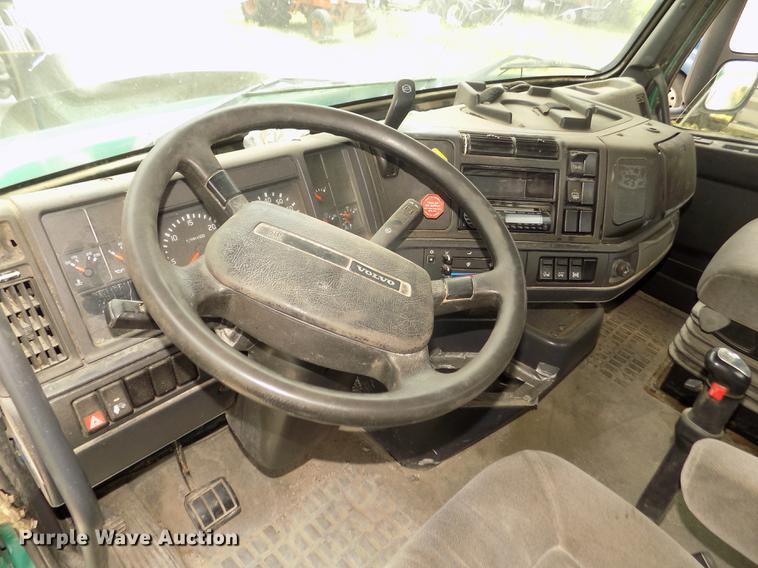 image for item DB8694 2001 Volvo VNL semi truck