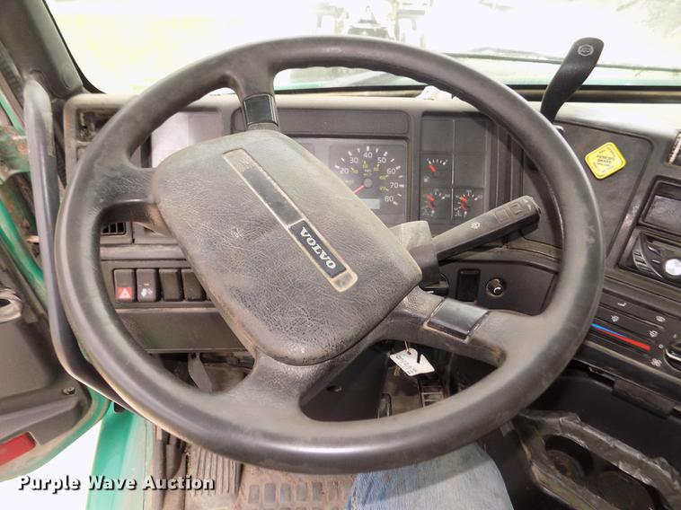 image for item DB8694 2001 Volvo VNL semi truck