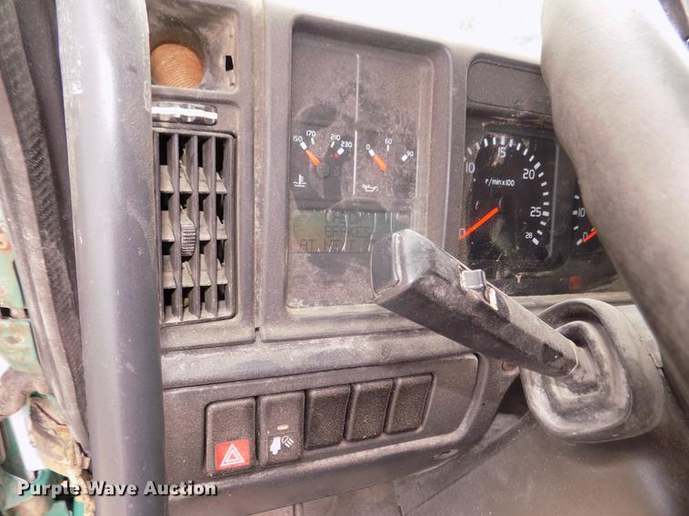 image for item DB8694 2001 Volvo VNL semi truck